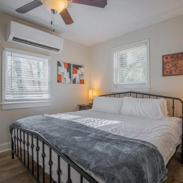 Cara's Cottage 2 miles from Sanford Stadium, hotel v destinaci Athens