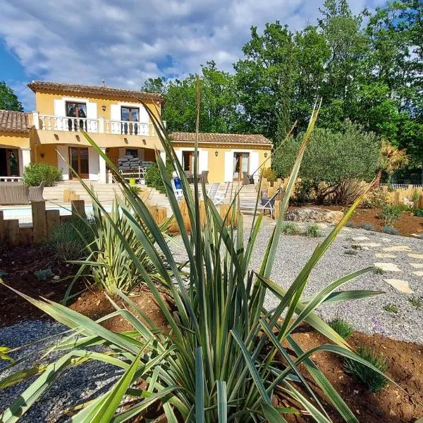 le Mas Provençal – hotel w mieście Régusse