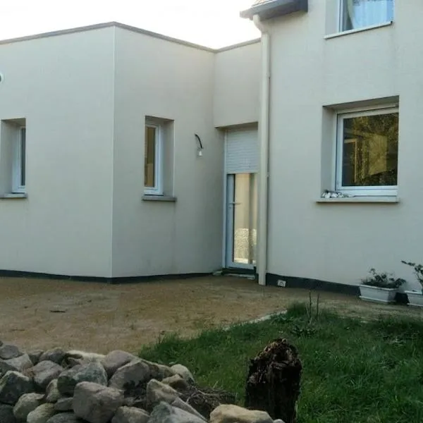 Grand studio lumineux près de la mer, hotel en Locmariaquer