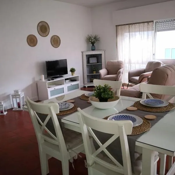 Beach and Surf Lovers, hotel in Costa de Caparica