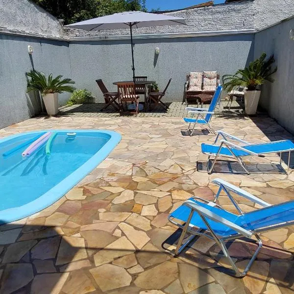 Casa com piscina duas quadras da praia, hotel in Guaratuba