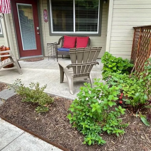 Hidden Gem in SE Boise with hot tub and wood burning fireplace, hotel in Boise