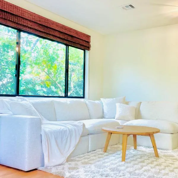 2 BR 2 BA - Eco House and Garden Vacation Retreat and Remote Workspace for Families, Couples and Solo Travelers in Coveted Culver, khách sạn ở Culver City