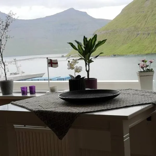 Amazing Sea and Mountain View, hotel in Svínoy