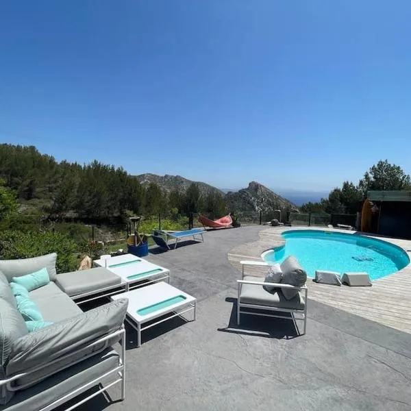 Villa Caiou/ vue Mer/ Piscine/Jardin، فندق في Le Rove