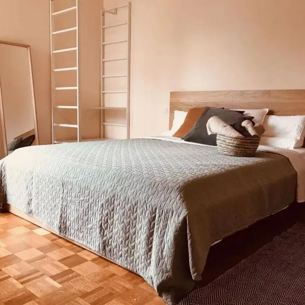 Casa Ling -AC - parking-2Bathrooms, hotel in Como