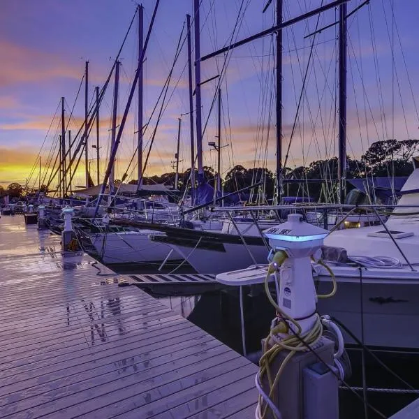 Unique Houseboat Rental, hotel in Merritt Island