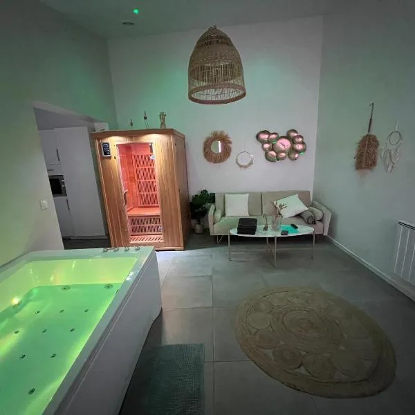 SPA JUNGLE, Hotel in Le Mesnil-Saint-Denis