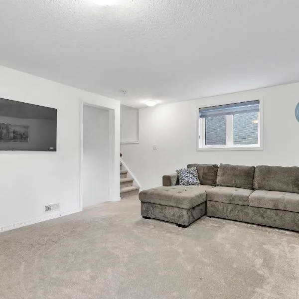 Modern 1 Bedroom + Den in Cambridge, hótel í Cambridge