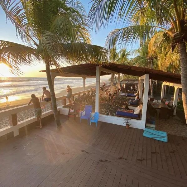 SOLID Surf Camp Hostel Nicaragua, hotel El Tránsitóban