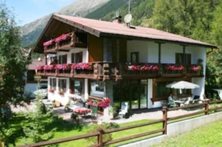 Haus Bergkristall, hotel in Längenfeld