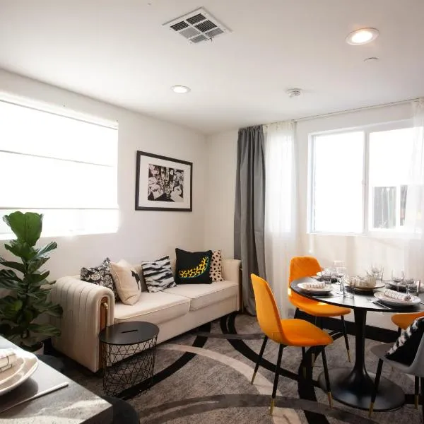 Spacious Luxury Villas in the heart of LA! Free parking and Jacuzzi