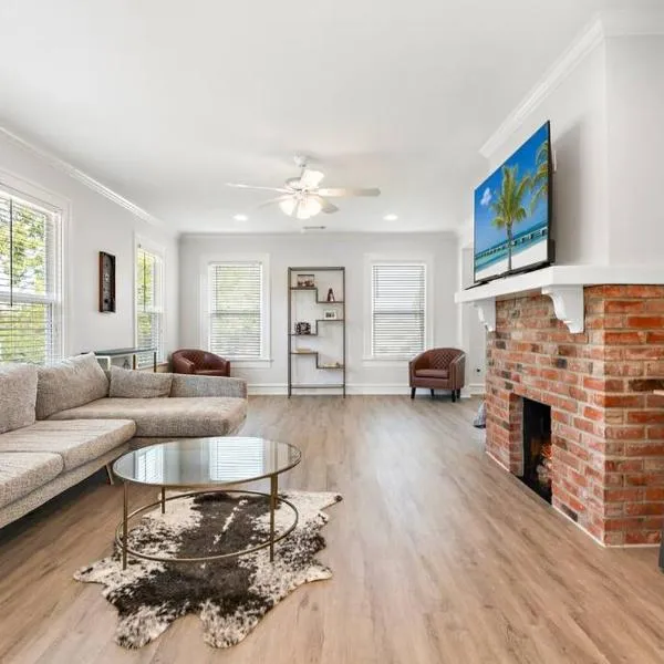 Charming Townhouse in Downtown Waco!, hotel in Waco