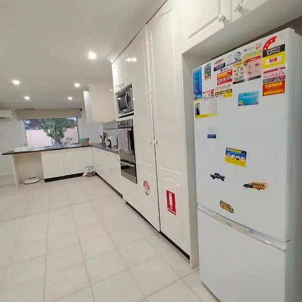 4 Bedroom, 3 bath room home in Kingswood NSW, free WIFI Internet, free parking, hotel v destinaci Kingswood