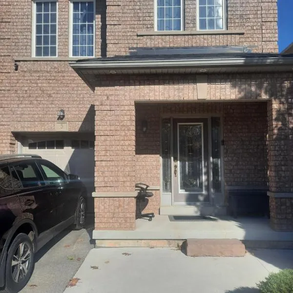 One bedroom basement suite, hotel in Brampton