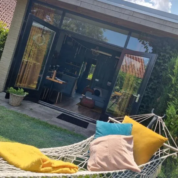 Tiny House in de Boomgaard, hotel v destinaci Stad aan ʼt Haringvliet
