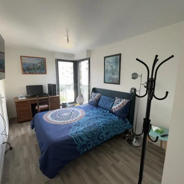 Grande chambre 14 m2 avec salle de bain privative à Nanterre Préfecture proche La Défense Aréna Campus SNCF et Paris, hótel í Nanterre