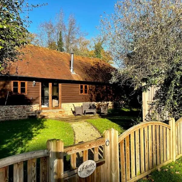 NEW Cosy cottage - Lake view & Log Burner - Dog proof garden, hotel in Rolvenden