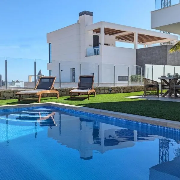 PANORAMIC pool & mountains house, hotel em Finestrat