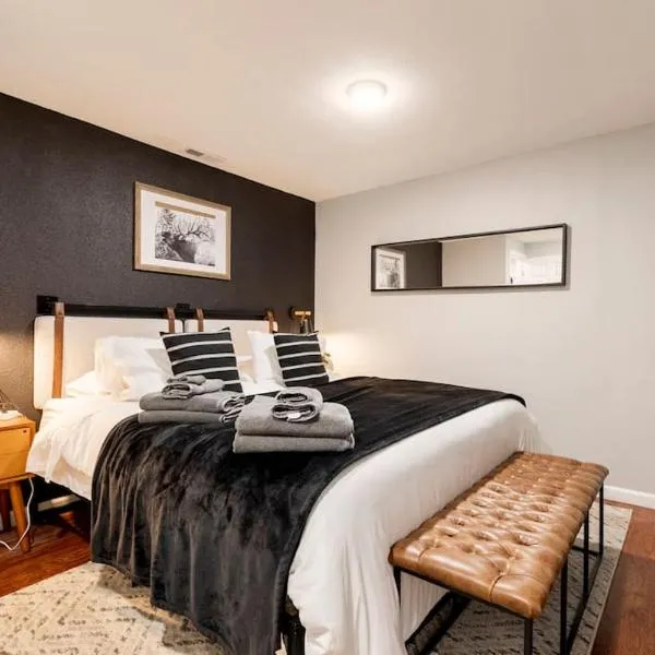 Adorable 2-Bedroom Modern Basement, hotel v destinaci Denver