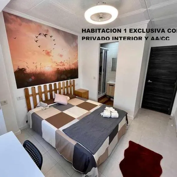 Novelda Centro Habitaciones con baño privado y compartido , cocina y terraza, hotel Noveldában