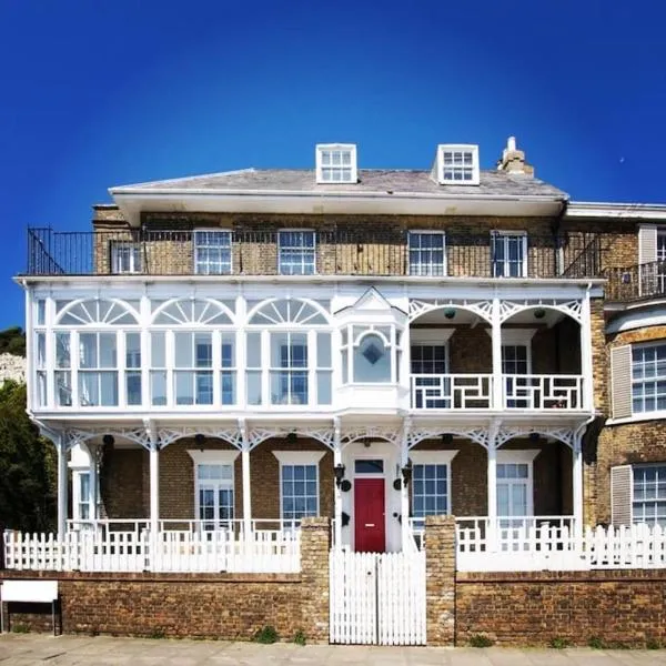 Flat 4 Marine Parade House, 1 East Cliff- Next to Dover Port, White Cliffs, Beach, Castle, hotel in Dover