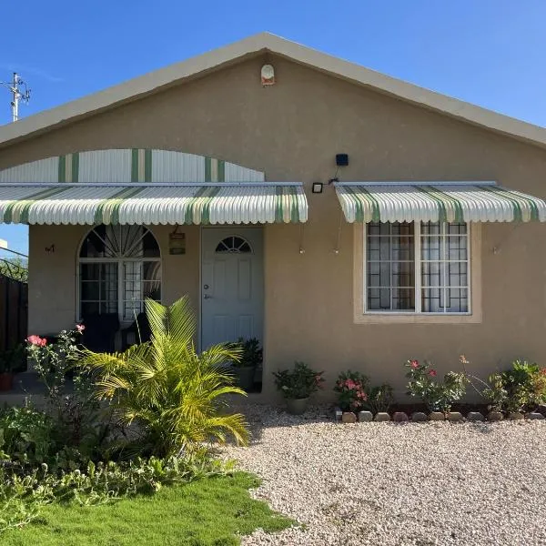 Finest Accommodation Phoenix Park Lot 1317 Phase 4 Portmore St Catherine, hotel en Portmore