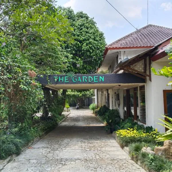 The Garden Family Guest House powered by Cocotel, ξενοδοχείο σε Μπογκόρ