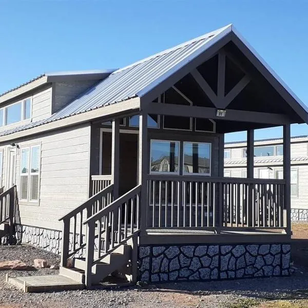 092 Star Gazing Tiny Home near Grand Canyon South Rim Sleeps 8, hotel in Valle