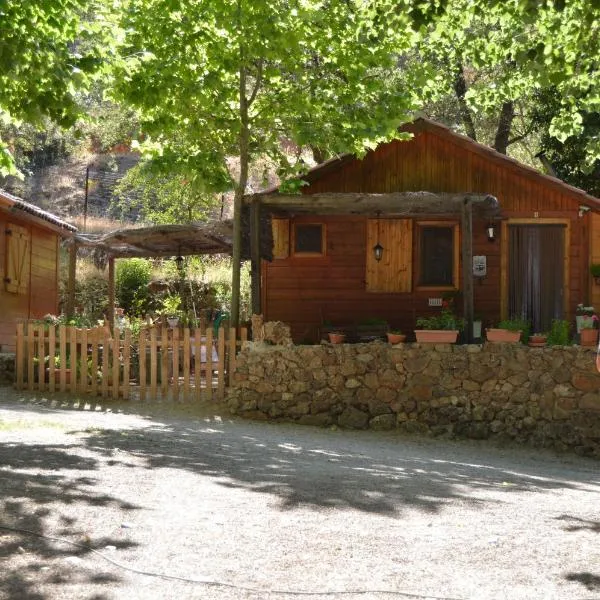 Cabañas Camping Sierra de Peñascosa, хотел в Casas de Lázaro