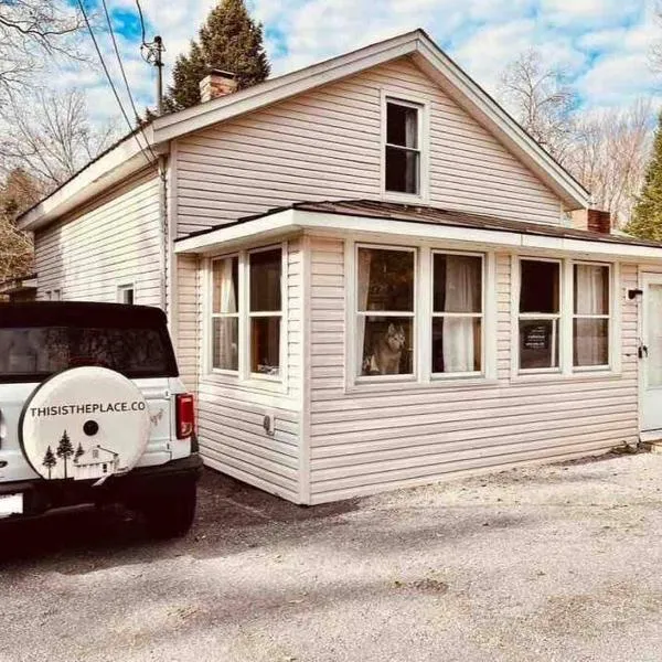 Moose Riverside Bungalow 3BR Home Old Forge NY, hotel v destinaci Old Forge