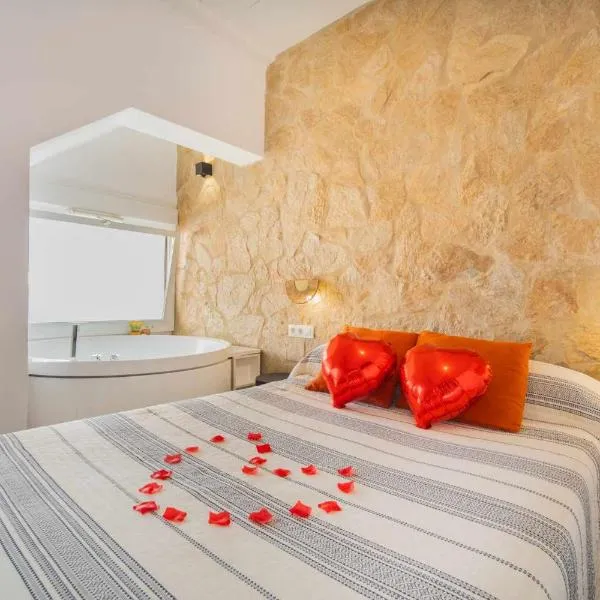 Jacuzzi Amanecer de Plata Decoración Romántica, hotel en Chiclana de la Frontera