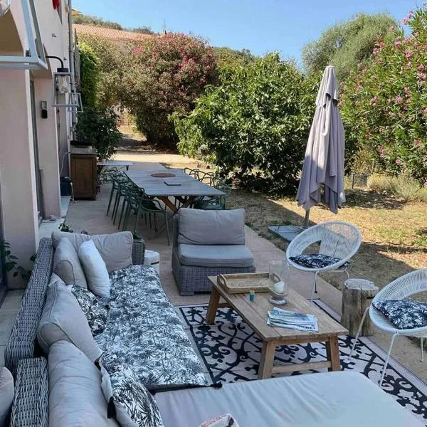 Rez de chaussée villa avec piscine, hotel in Piana