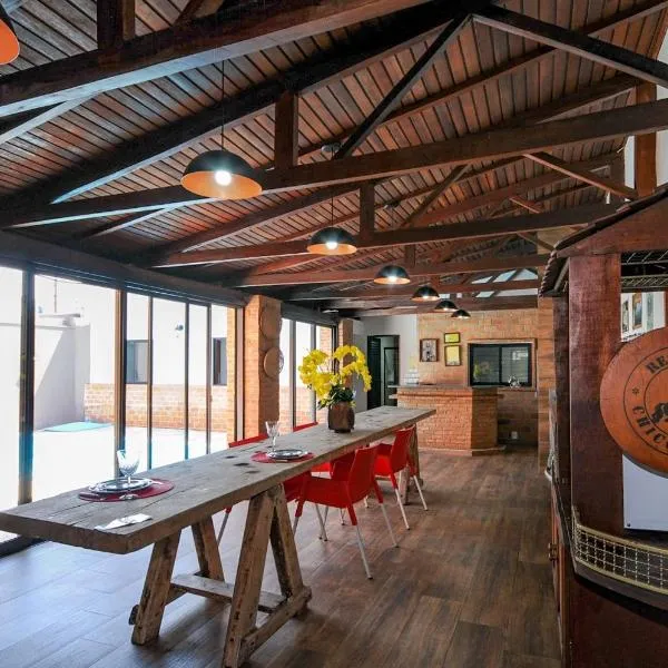 12 Hóspedes - Piscina Àgua Salgada e Área Gourmet, hotel v destinaci Foz do Iguaçu
