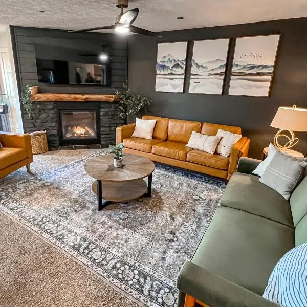 Remodeled Summit Condo at Snowshoe - Modern & Cozy: Snowshoe şehrinde bir otel