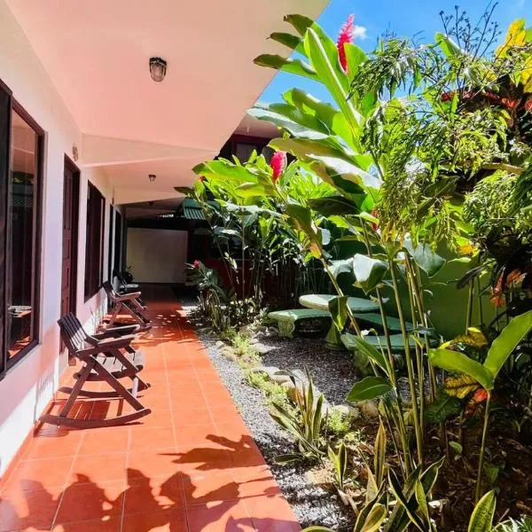 Hostal Nuevo Arenal downtown, private rooms with bathroom, hotel v destinaci Nuevo Arenal
