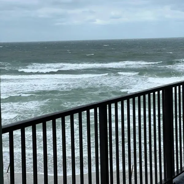 Coastal Condo on the beach at Ocean Trillium #501, hotel in New Smyrna Beach