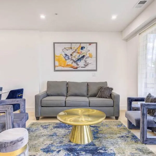 Capitol View 3 DC Penthouse with Rooftop view Free parking and WiFi WIFI, hotel din Washington