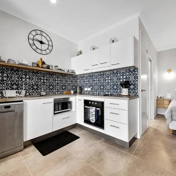 Modern Luxury Studio Apartment, hotel v destinaci Emu Park