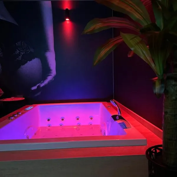 Red Room by Loveroomeo, hotel in Pontarlier