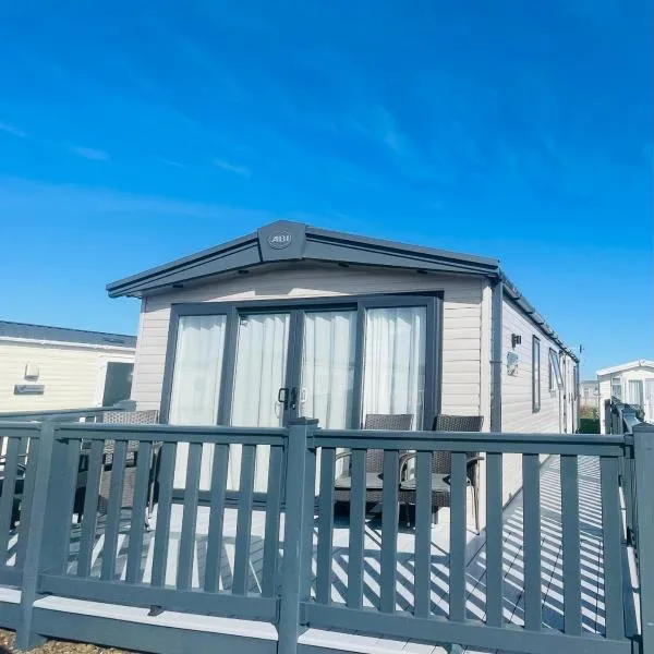 Pure-Living West Sands Sunshine and Sea View - 3 Bedroom lodge at SEAL BAY, hotel v destinaci Selsey
