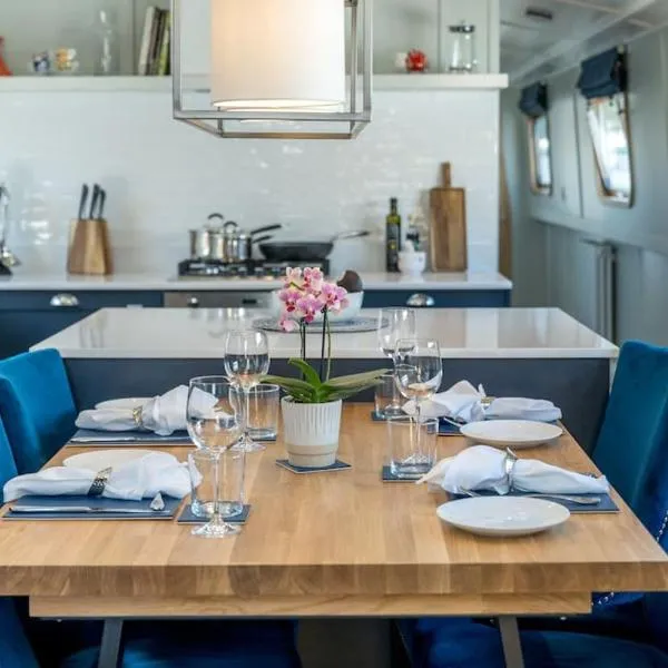 Luxurious houseboat near Canary Wharf in London, hotel in London