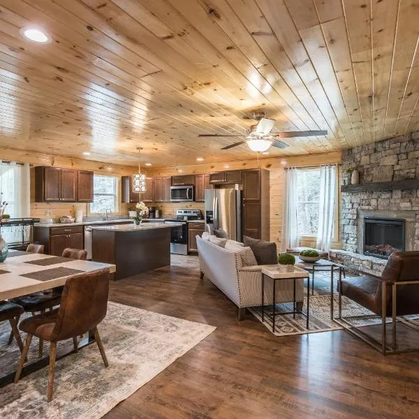 Brand New Luxury Cabin-Private Appalachian Retreat, hotelli kohteessa Pittman Center