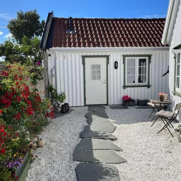 Idyllisk lite anneks med enestående uteplass, hotel v destinaci Larvik
