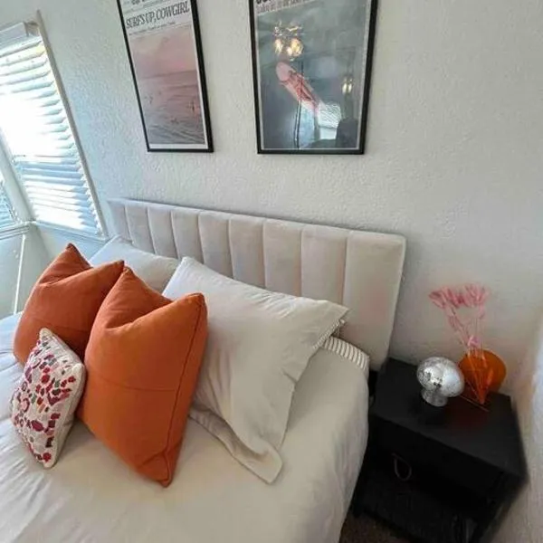 Entire Home by Newport Beach, Disneyland and SNA!, hotel v destinaci Costa Mesa