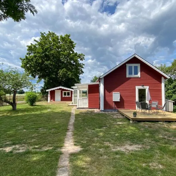 Charmig, nyrenoverat och fullt utrustad stuga. Anpassad för hundar, nära till naturen och havet. Gångavstånd till golfbana., hôtel à Nybro