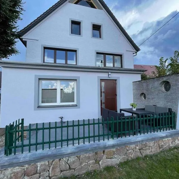 Hochwertige Ferienwohnung im Bauernhaus, Hotel in Freital