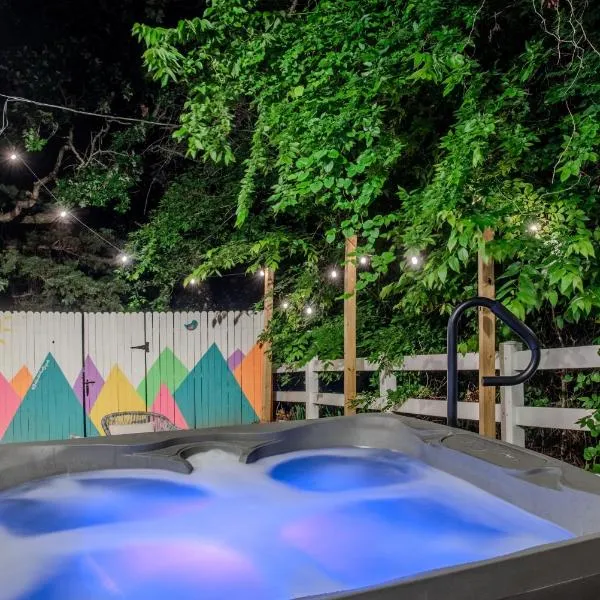 The Bluebird Cottage Style Cabin with Hot Tub near Turner Falls and Casinos, hotel in Davis