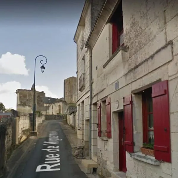 La Maison du Donjon - Gites de 8 personnes, parking privé avec jardin terrasse, hôtel à Loches