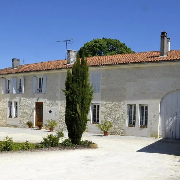 Le Vieux Noyer, hotel in Saint-Maigrin